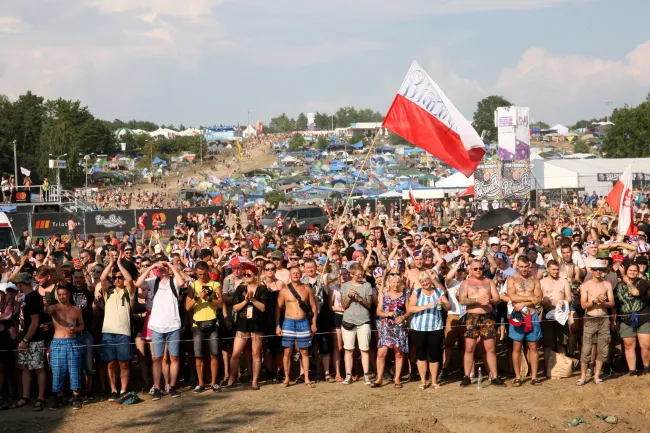 Uczestnicy festiwalu Pol’and’Rock podczas uroczystości upamiętniających 74. rocznicę wybuchu Powstania Warszawskiego, 1 sierpnia w Kostrzynie nad Odrą