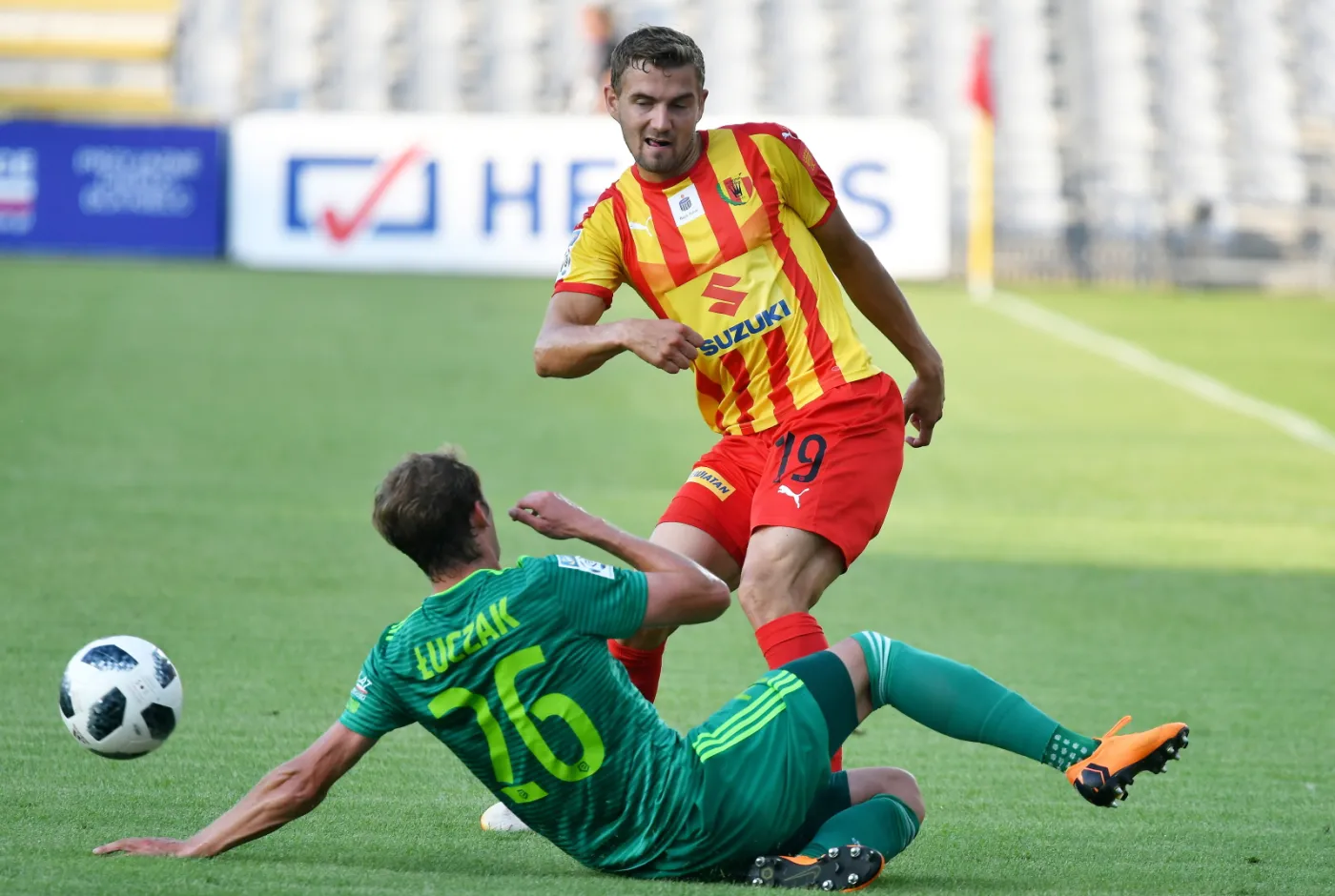 Zawodnik Korony Kielce Ken Kallaste (P) i Daniel Łuczak (L) ze Śląska Wrocław