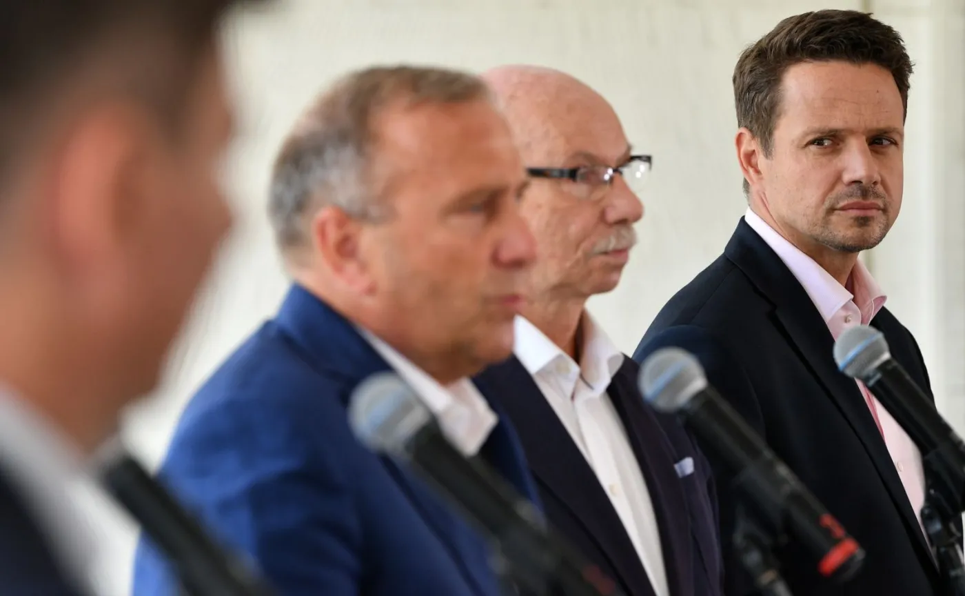 Przewodniczący PO Grzegorz Schetyna, kandydat na prezydenta Warszawy Rafał Trzaskowski i europoseł Janusz Lewandowski podczas konferencji prasowej w Senacie