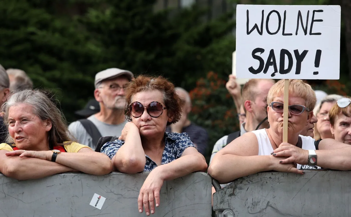 Manifestacja przeciwników reformy sądownictwa pod hasłem "Sejm jest nasz"