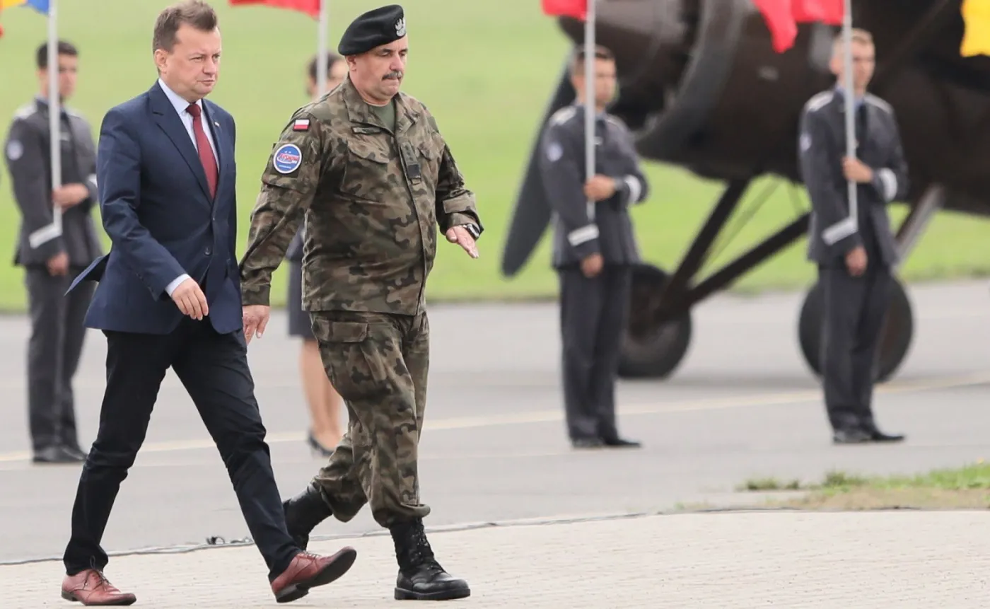Minister obrony narodowej Mariusz Błaszczak i dowódca Generalny Rodzajów Sił Zbrojnych gen. broni Jarosław Mika podczas Międzynarodowych Pokazów Lotniczych Air Show w Radomiu