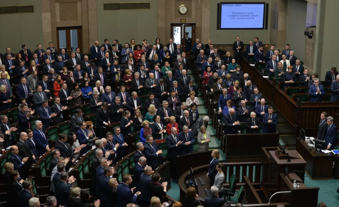 Posłowie podczas przyjęcia uchwały z okazji  50. rocznicy Marca '68