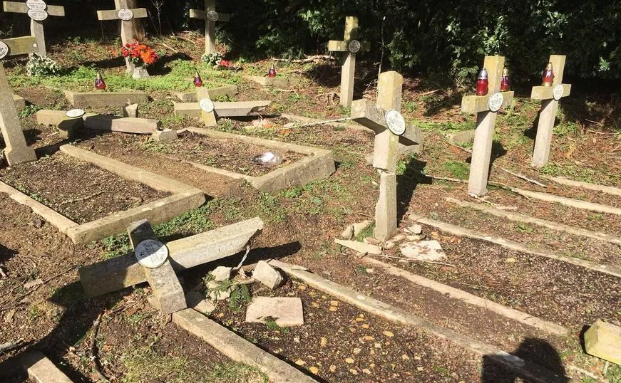Zniszczone groby polskich bohaterów wojennych