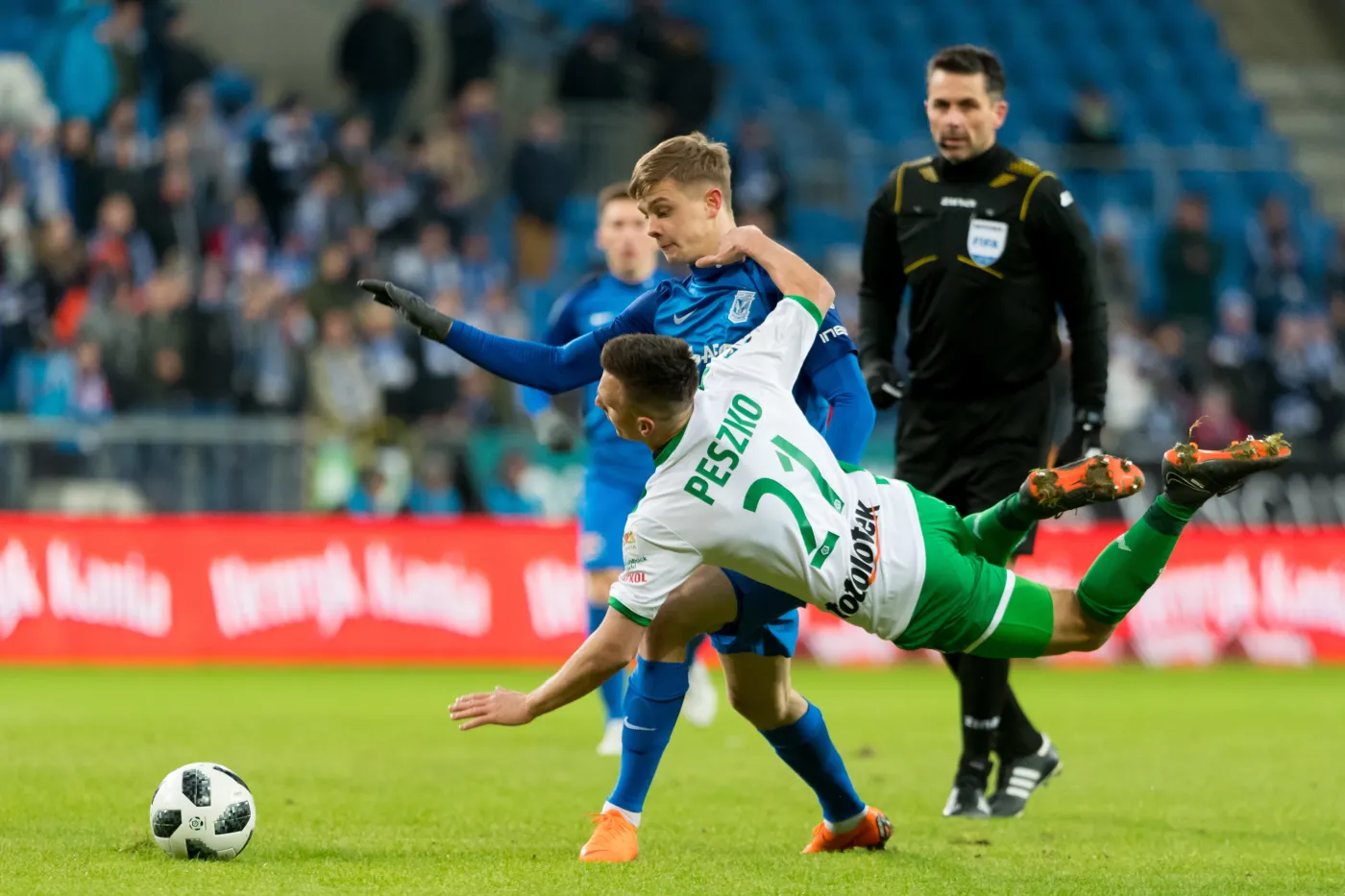 Zawodnik Lecha Poznań Robert Gumny (L) i Sławomir Peszko (P) z Lechii Gdańsk