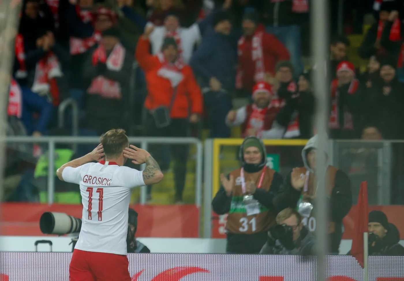 10868376-kamil-grosicki-cieszy-sie-z-bramki.jpg