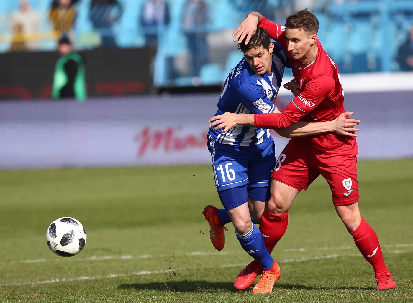Zawodnik Wisły Płock Oskar Zawada (L) i Uros Korun (P) z Piasta Gliwice