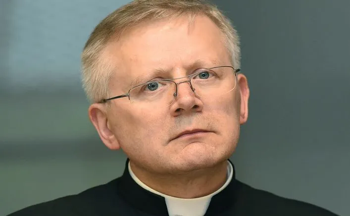 Ks. Zieliński: Krzyż z puszek, sikanie na znicze, prowokacje - brak pomnika w Warszawie był czymś nienormalnym