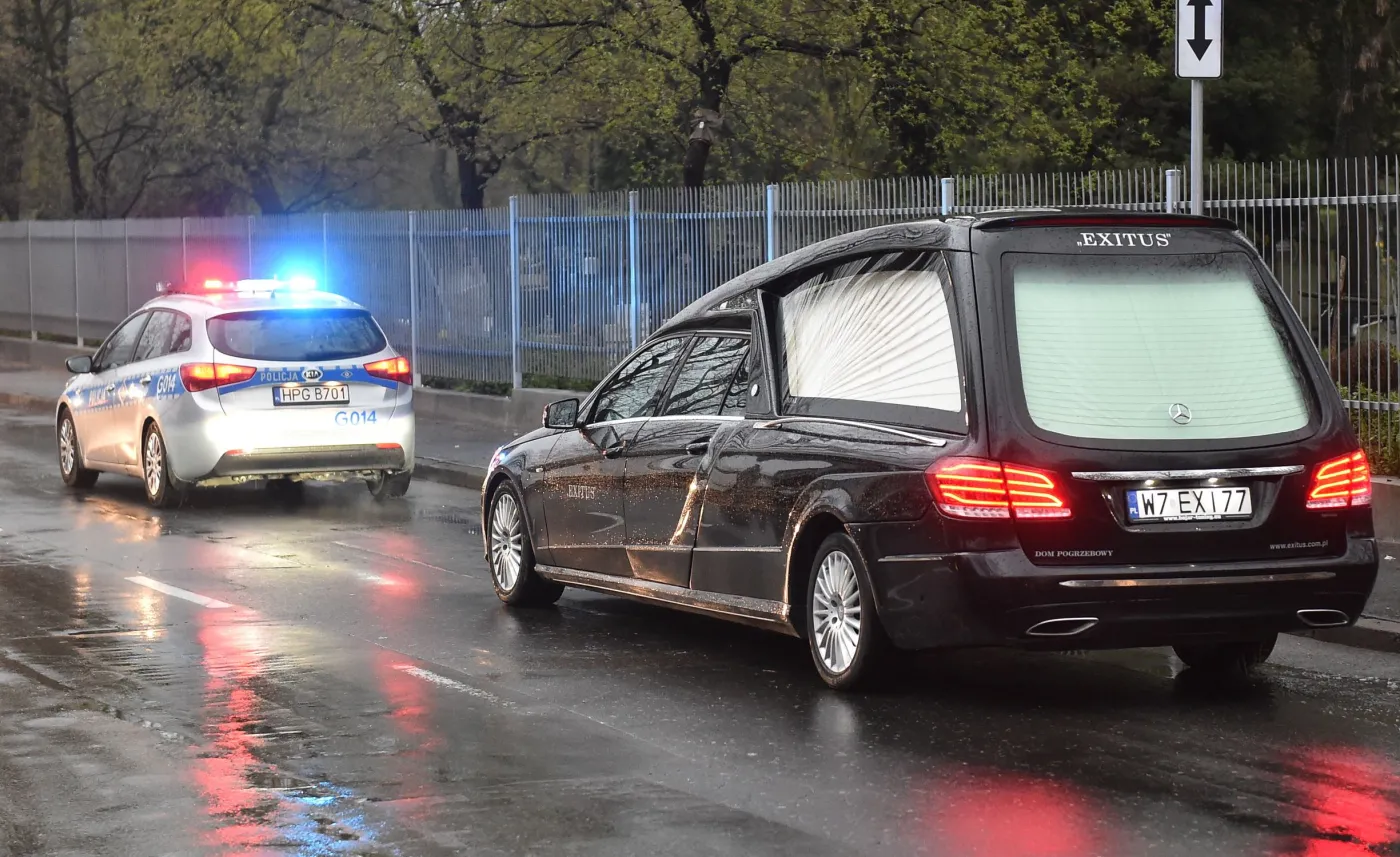 Karawan przy cmentarzu Rakowickim w Krakowie, gdzie odbyła się ekshumacja z grobu gen. Włodzimierza Potasińskiego, dowódcy Wojsk Specjalnych