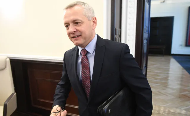 Minister cyfryzacji: Już w drugiej połowie roku kierowcy mogą być zwolnieni z obowiązku wożenia dowodu rejestracyjnego i polisy OC