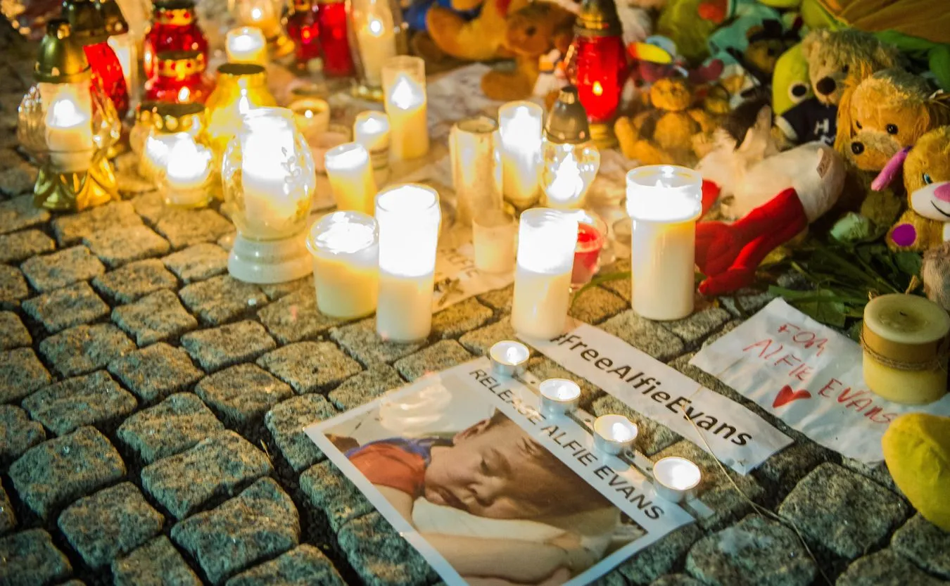Pluszaki i swieczki przed ambasada Wielkiej Brytanii w Warszawie