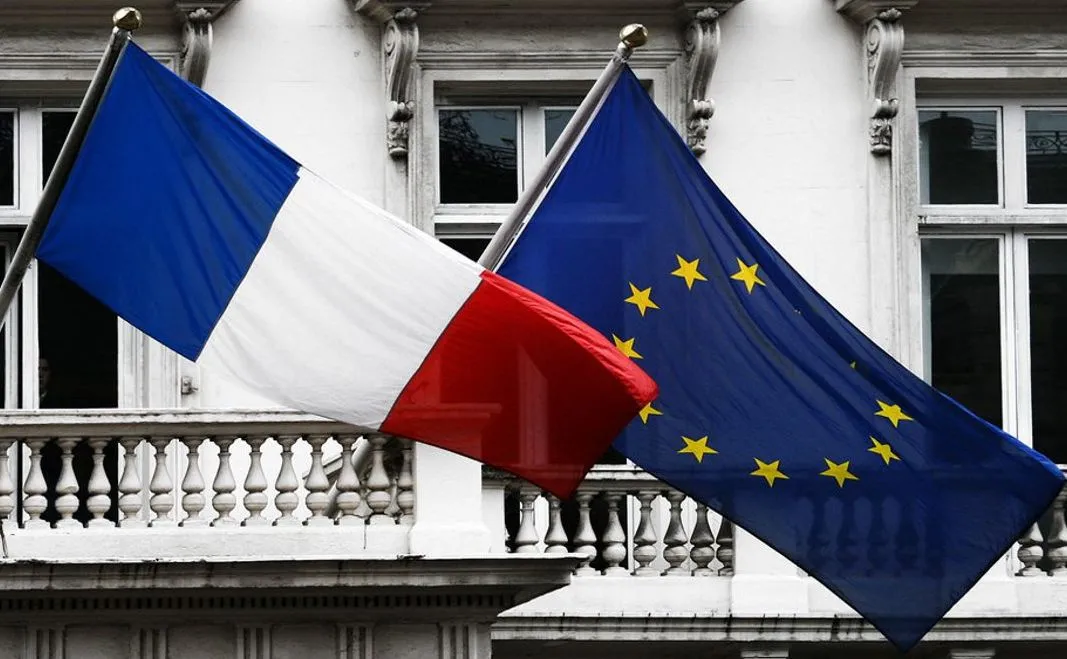Flagi Francji i Unii Europejskiej / CC BY 4.0