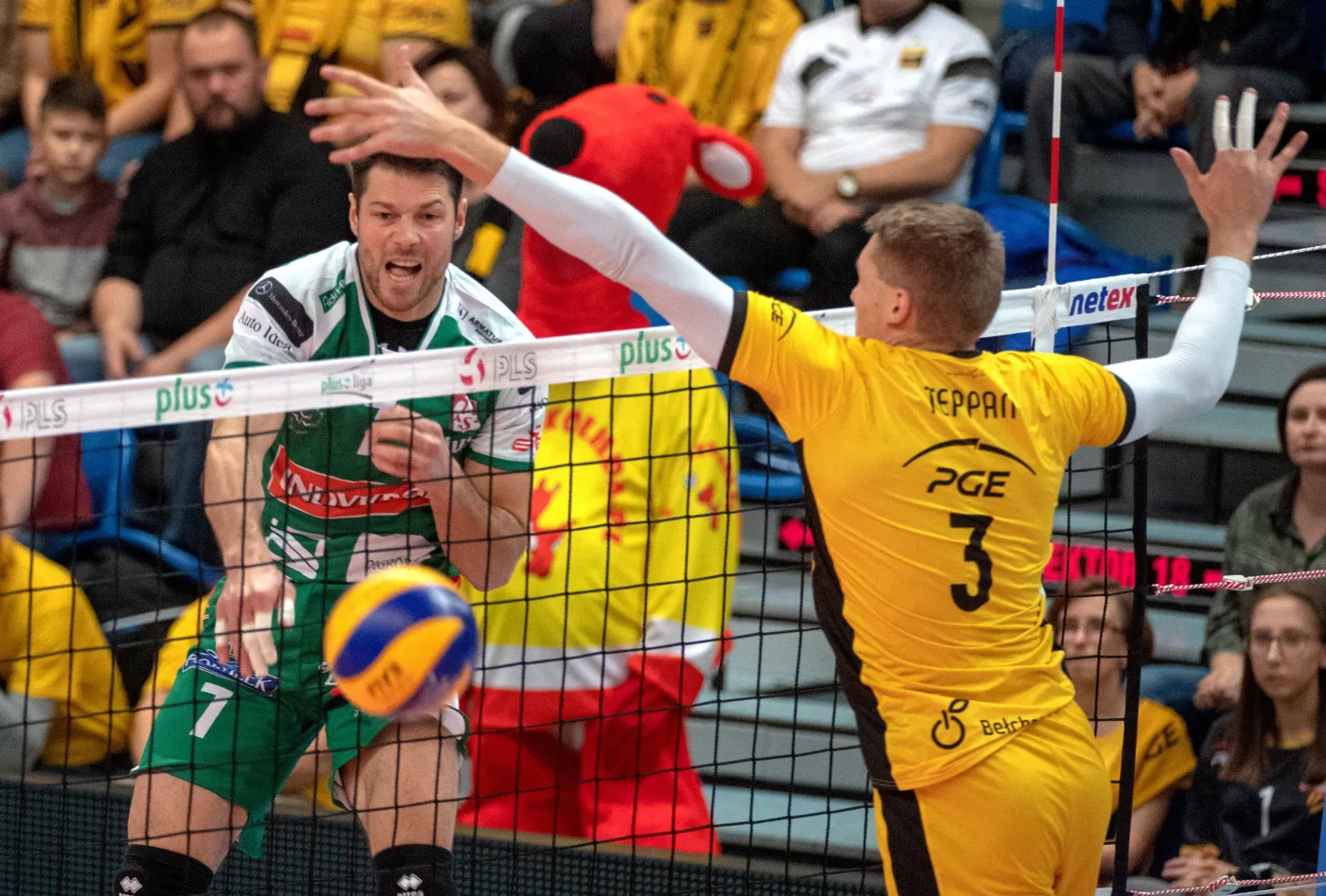 Siatkarz PGE Skry Bełchatów Renee Teppan (P) i Serhiy Kapelus (L) z Indykpolu AZS Olsztyn