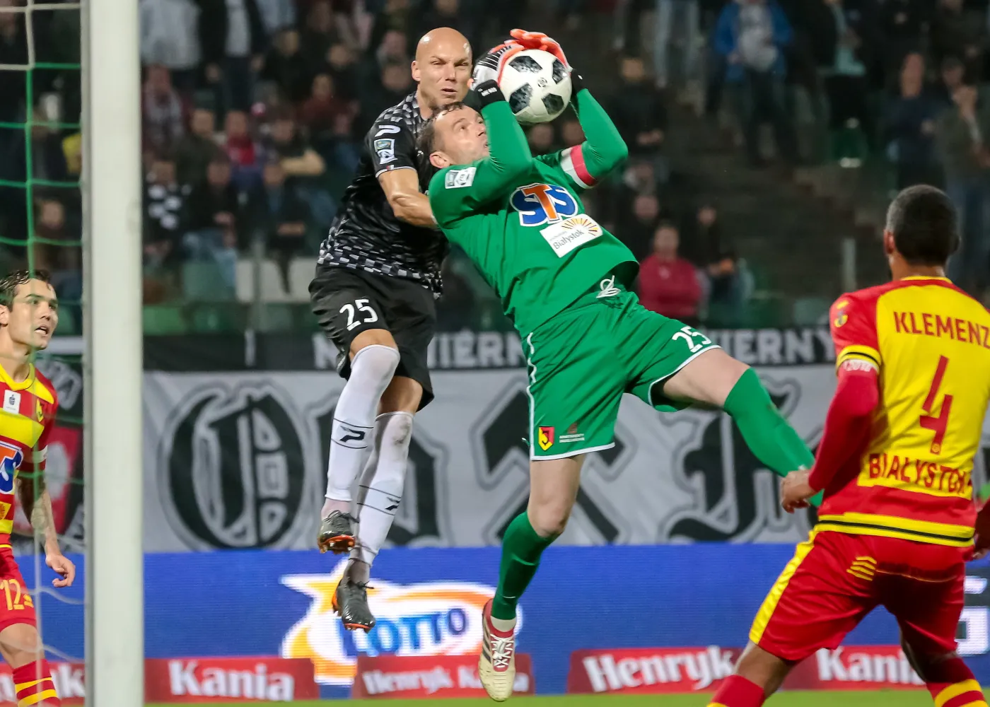 Zawodnik Zagłębia Sosnowiec Piotr Polczak (L) i bramkarz Marian Kelemen (C) z Jagiellonii Białystok