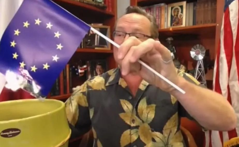 Wojciech Cejrowski podpalił flagę UE