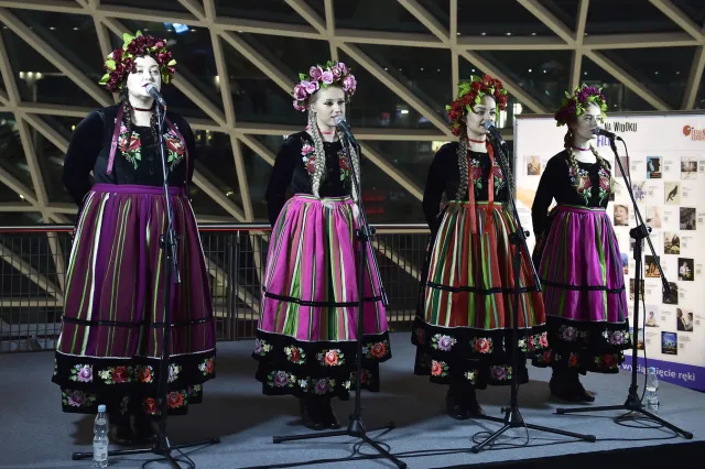 Tulia pokazuje klip inspirowany "Zimną wojną". Zobacz teledysk "Pali się"