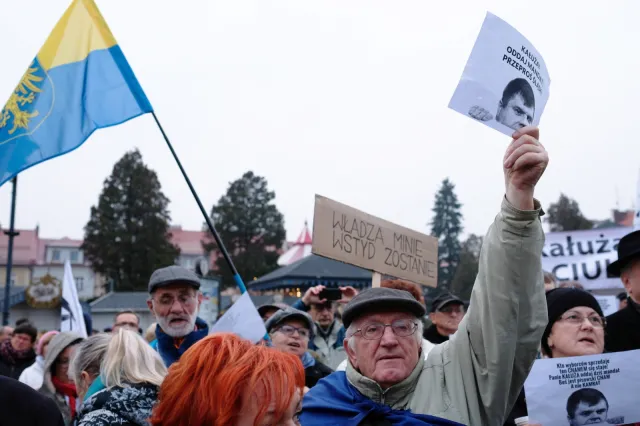 "Jest żeś Ślonzok, nie rób gańby", "Kałuża, oddaj mandat". Manifestacja przeciwko radnemu, który przeszedł do PiS