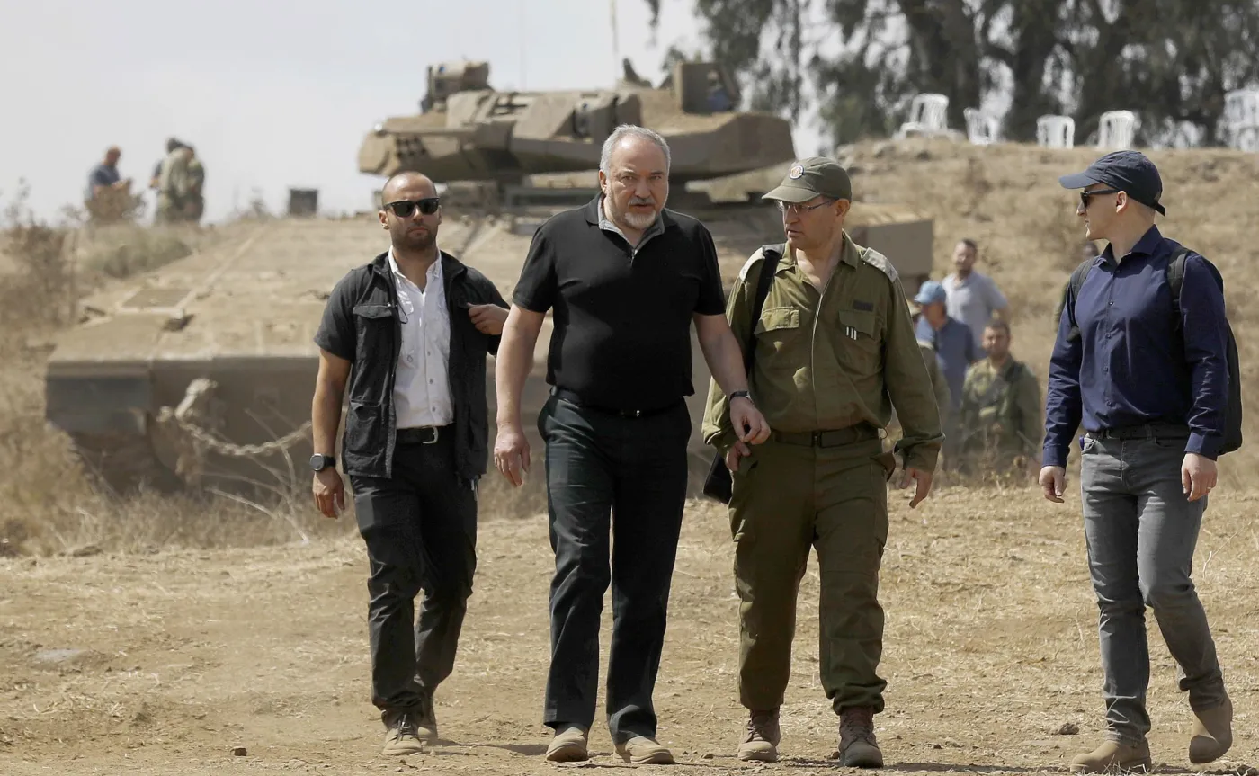 Izraelski minister obrony Avigdor Lieberman (drugi z lewej)