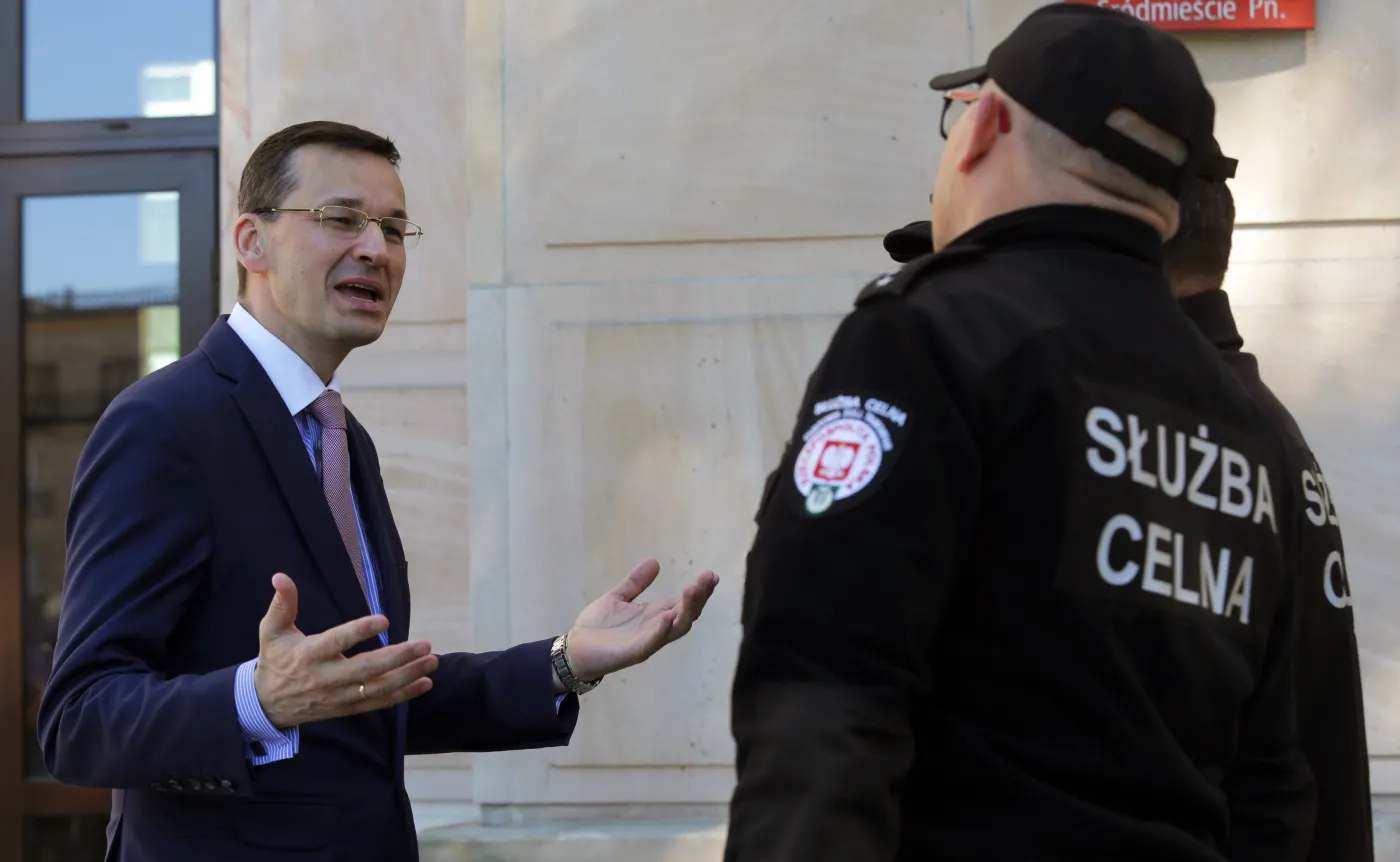 Premier Mateusz Morawiecki rozmawia z funkcjonariuszami Służby Celnej