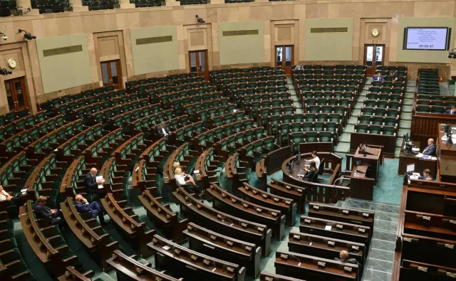 Tylko trzy partie dzielą między siebie Sejm. Nowy sondaż CBOS