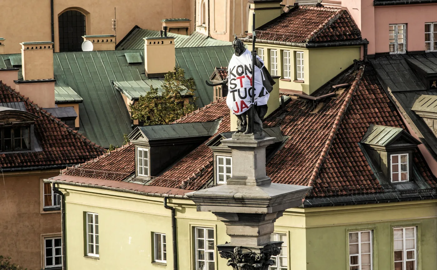 Figura Zygmunta III Wazy w koszulce "Konstytucja"