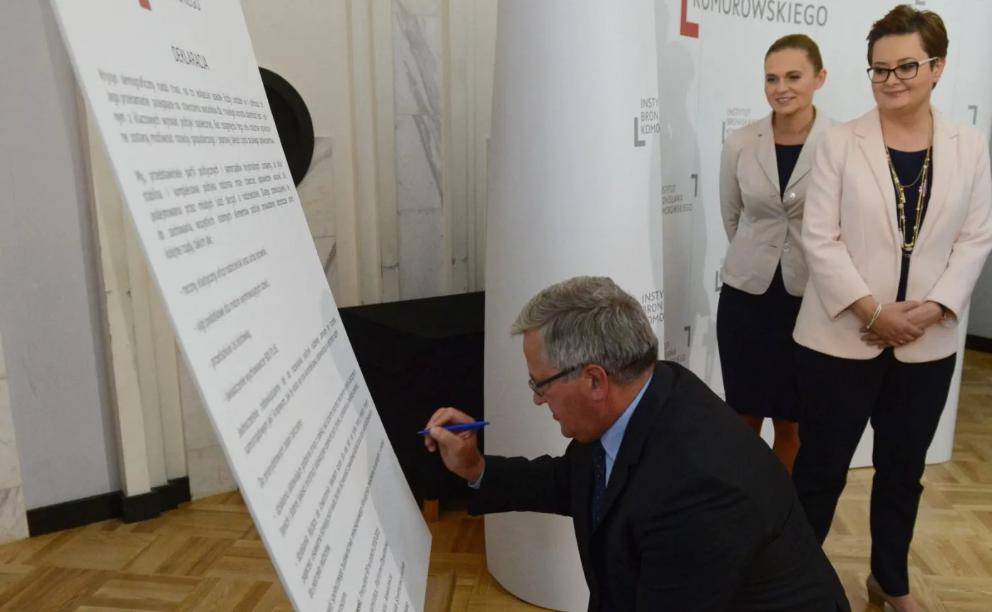 Były prezydent Bronisław Komorowski, przewodnicząca Nowoczesnej Katarzyna Lubnauer i liderka Inicjatywy Polska Barbara Nowacka podpisują "deklarację demograficzną"