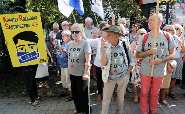 Przed Krajową Radą Sądownictwa manifestacja poparcia dla sędziów. "Dziś sędziowie, jutro kto?"