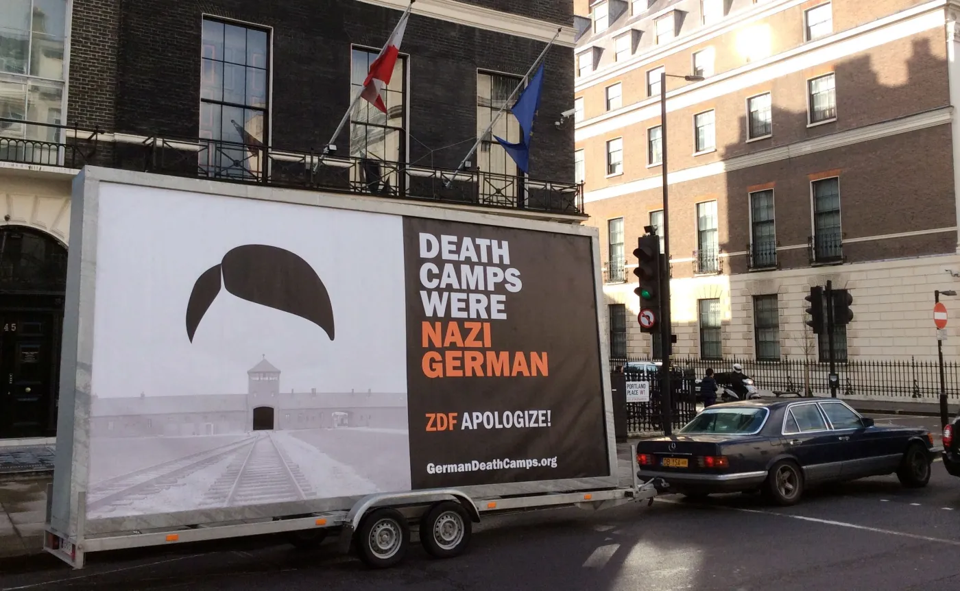 Mobilny billboard z napisem "Death Camps Were Nazi German" przed polską ambasadą w Londynie