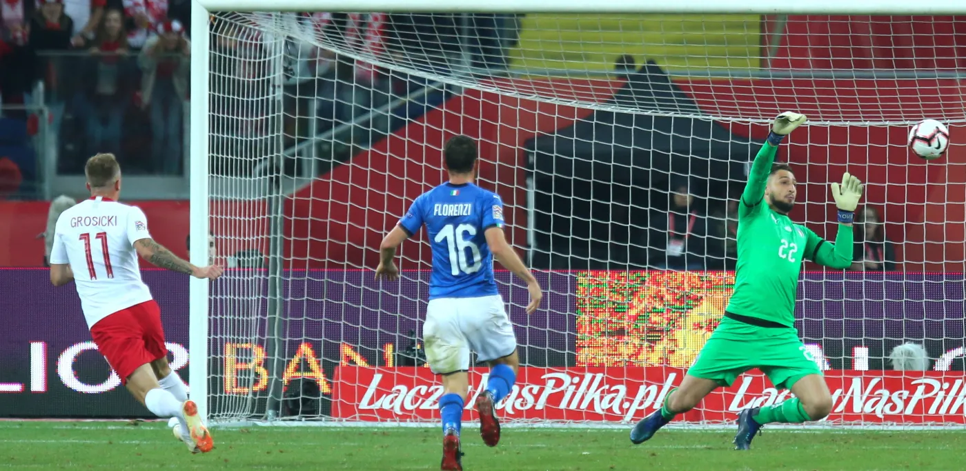 Zawodnik reprezentacji Polski Kamil Grosicki (L), bramkarz reprezentacji Włoch Gianluigi Donnarumma (P) i Alessandro Florenzi (C)