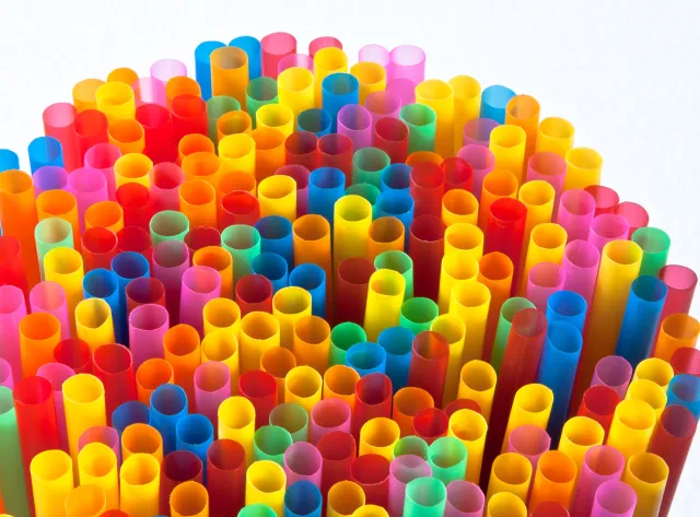 Słomki, plastikowe sztućce czy patyczki higieniczne znikną z półek. Tak zdecydował PE. Co w zamian?