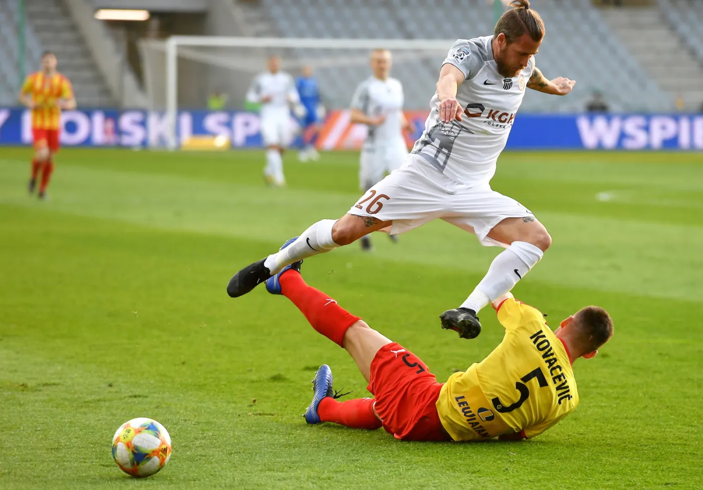 Zawodnik Korony Kielce Jakub Meres (P) i Adnan Kovacevic (L) z KGHM Zagłębia Lubin