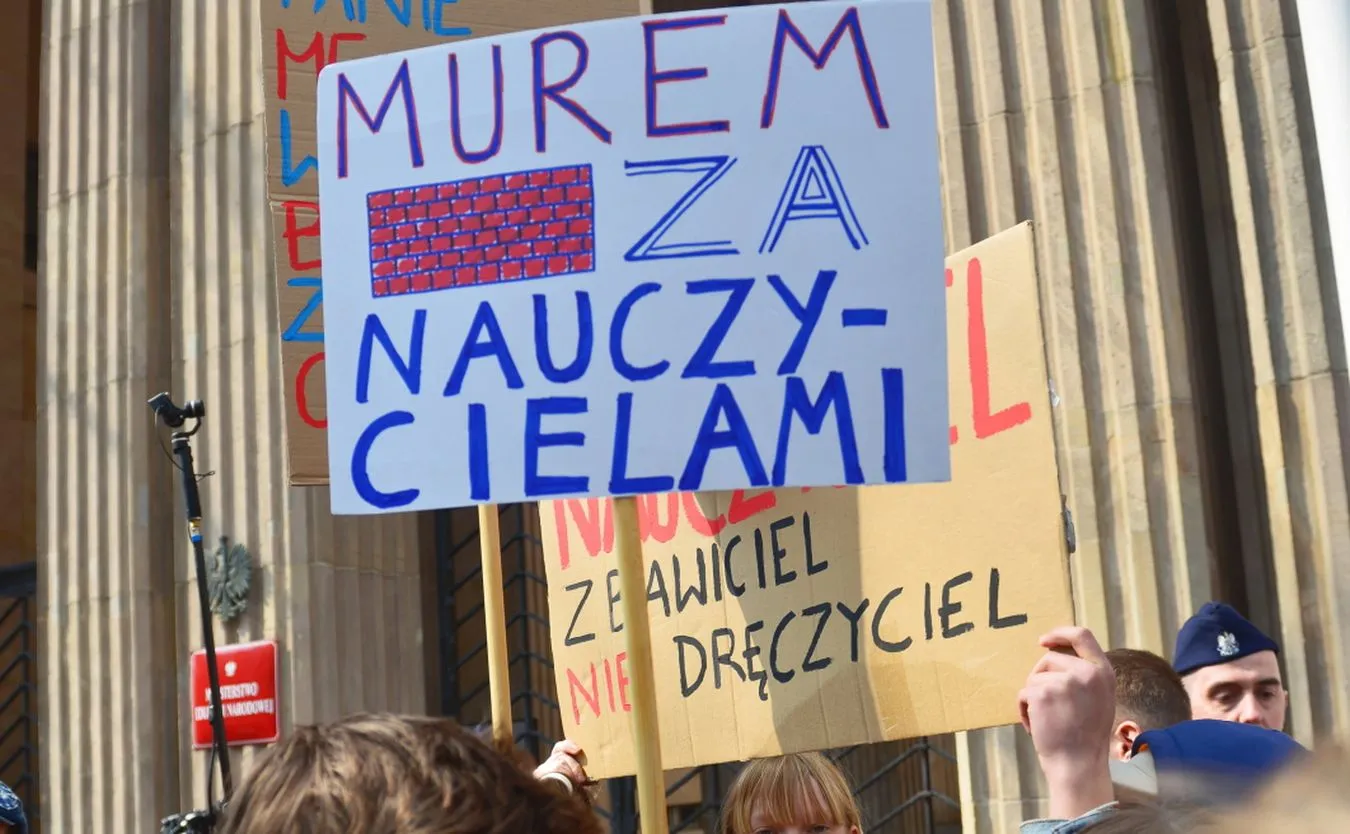 Manifestacja uczniów wspierających strajkujących nauczycieli, przed siedzibą MEN