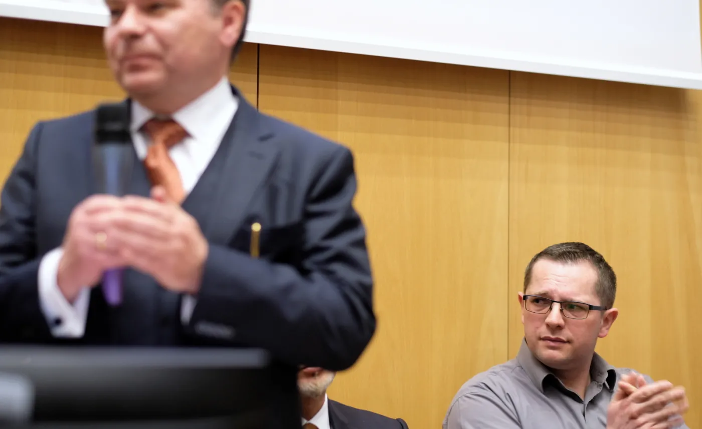 Dyrektor Centrum Onkologii profesor Krzysztof Składowski (L) i ojciec operowanego Tymka - Robert (P), podczas konferencji prasowej