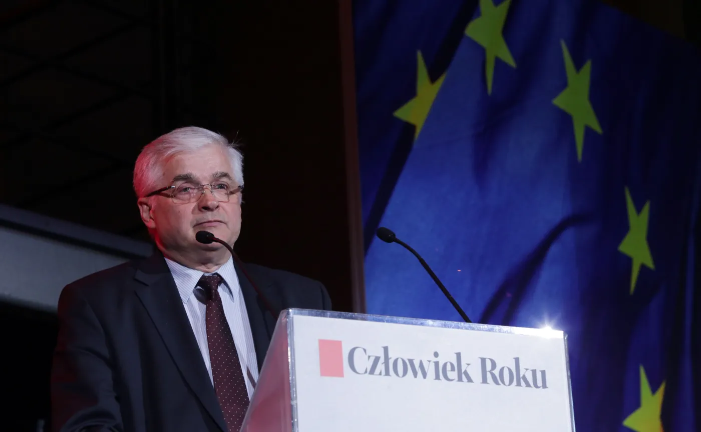 Rok 2017, były premier Włodzimierz Cimoszewicz wygłasza laudację podczas gali przyznania wiceprzewodniczącemu Komisji Europejskiej Fransowi Timmermansowi tytułu Człowieka Roku "Gazety Wyborczej"
