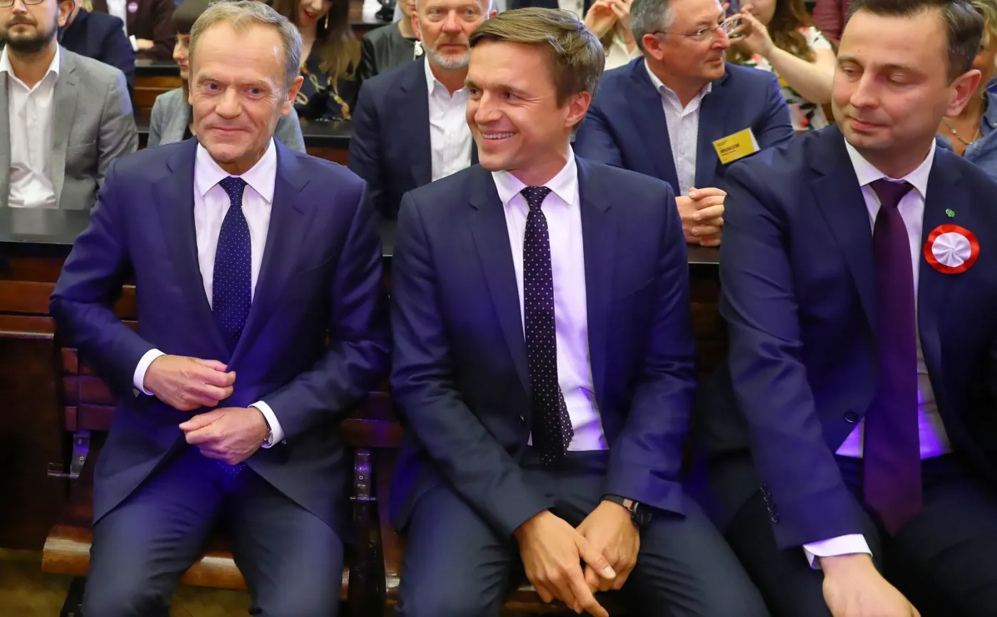 Szef Rady Europejskiej Donald Tusk (L) w Audytorium Maximum UW w Warszawie, gdzie wygłosi wykład pt. "Nadzieja i odpowiedzialność. O konstytucji, Europie i wolnych wyborach", 3 bm. Obok współorganizator wydarzenia redaktor naczelny "Liberte" Leszek Jażdżewski (C) i prezes PSL Władysław Kosiniak Kamysz (P)