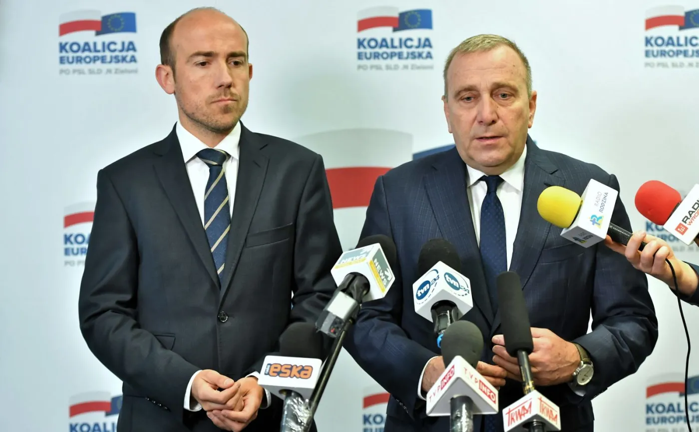 Przewodniczący PO Grzegorz Schetyna i poseł Borys Budka podczas konferencji prasowej nt. przestępstw pedofilskich
