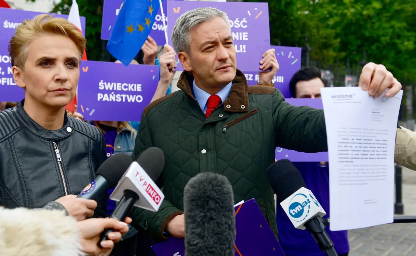 Lider partii Wiosna Robert Biedroń i posłanka Joanna Scheuring-Wielgus podczas konferencji prasowej pod Ministerstwem Sprawiedliwości w Warszawie ws. przypadków pedofilii w kościele katolickim w Polsce