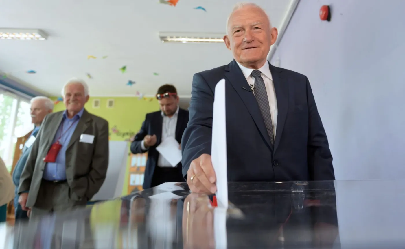 12352782-byly-premier-leszek-miller-glosuje.jpg
