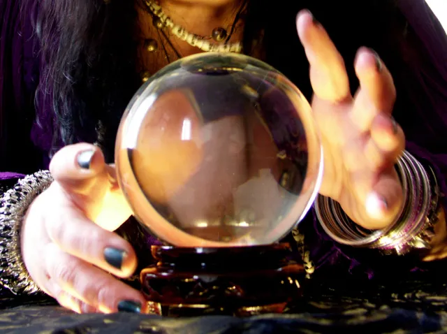 "W co wierzą Polacy", czyli świat wróżek i jasnowidzów. "Najdroższą usługą jest rzucenie klątwy"