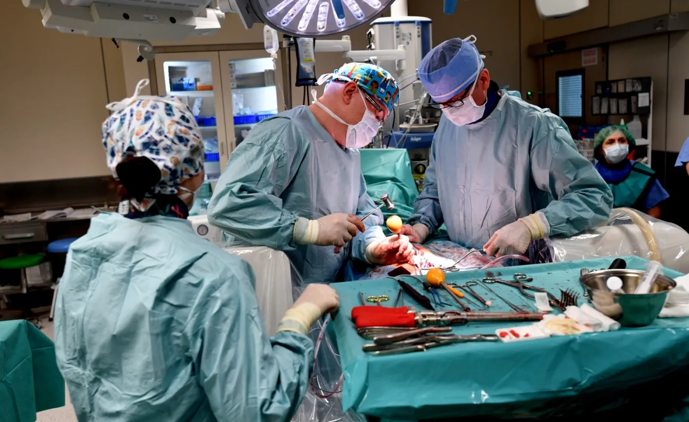 12142992-skomplikowana-operacja-kregoslupa.jpg