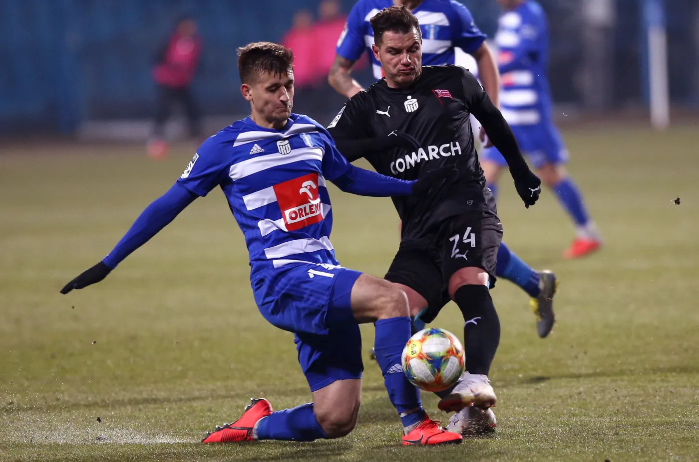 Piłkarz Wisły Płock Adam Dźwigała (L) i Airam Cabrera (P) z Cracovii