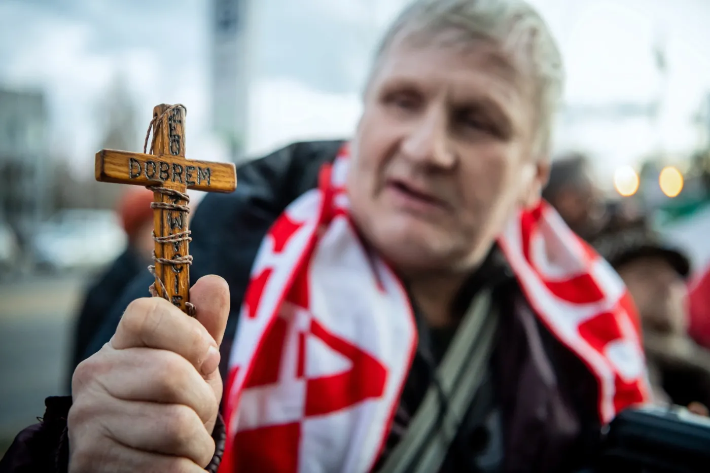 rotest członków Krucjaty Różańcowej przed wejściem do Centrum Sztuki Współczesnej "Znaki Czasu" w Toruniu, gdzie 8 bm. odbywa się wernisaż retrospektywy serbskiej artystki Mariny Abramović "Do czysta / The Cleaner".