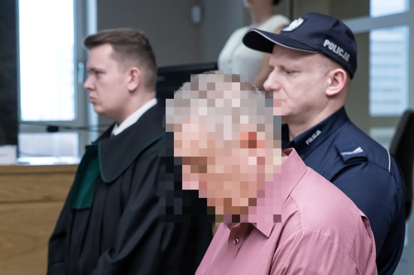 Oskarżony Paweł W. na sali sądowej. Na 25 lat więzienia za zabójstwo żony skazał