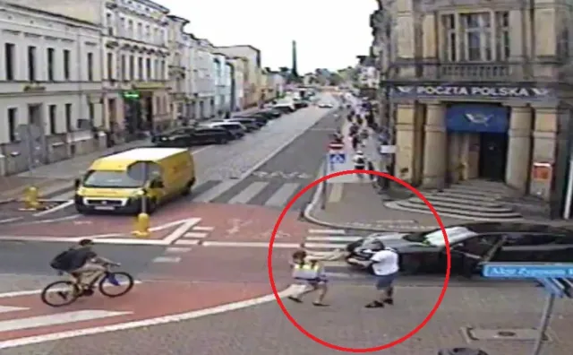 Skandaliczny wyczyn kierowcy porsche na przejściu dla pieszych. Policja już go namierzyła [WIDEO]
