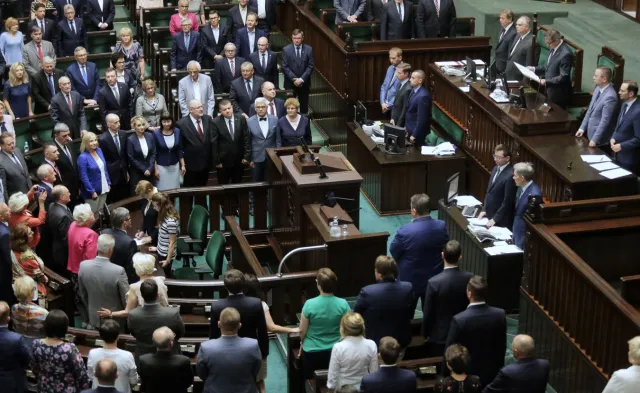 Ssanie profitów ponad wszelkimi podziałami. Zepsuty polityk jest niczym kleszcz [FELIETON]