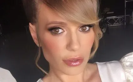 Odważny gest Dody na koncercie w Białymstoku. Wystąpiła w tęczowej pelerynie