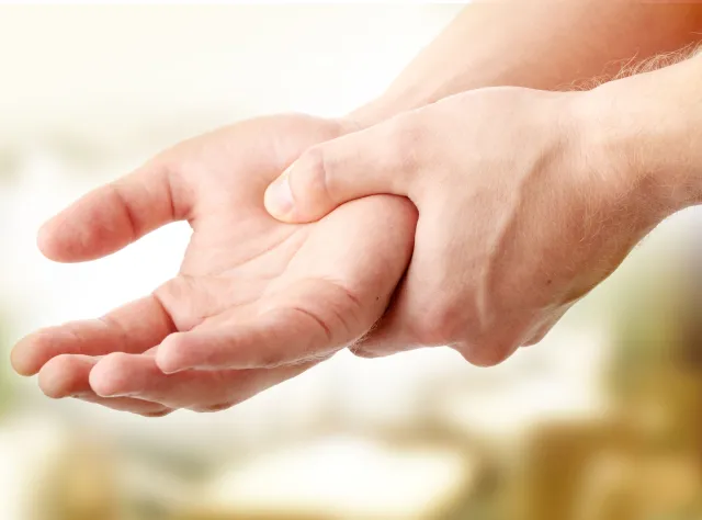 Najczęstsze przyczyny zimnych dłoni i stóp. Mogą oznaczać kilka rzeczy