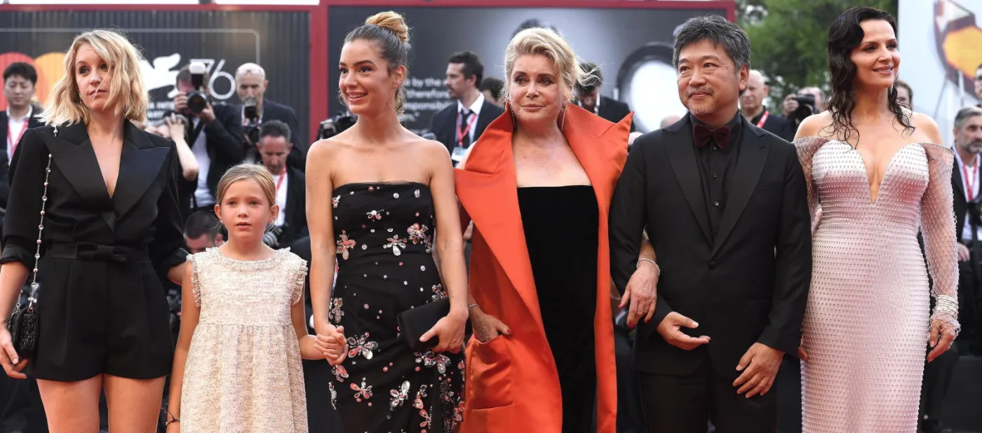Ludivine Sagnier, Clementine Grenier, Manon Clave, Catherine Deneuve, Kore-eda Hirokazu i Juliette Binoche w Wenecji