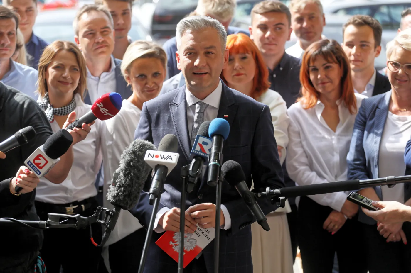 Robert Biedroń podczas konferencji prasowej w Warszawie