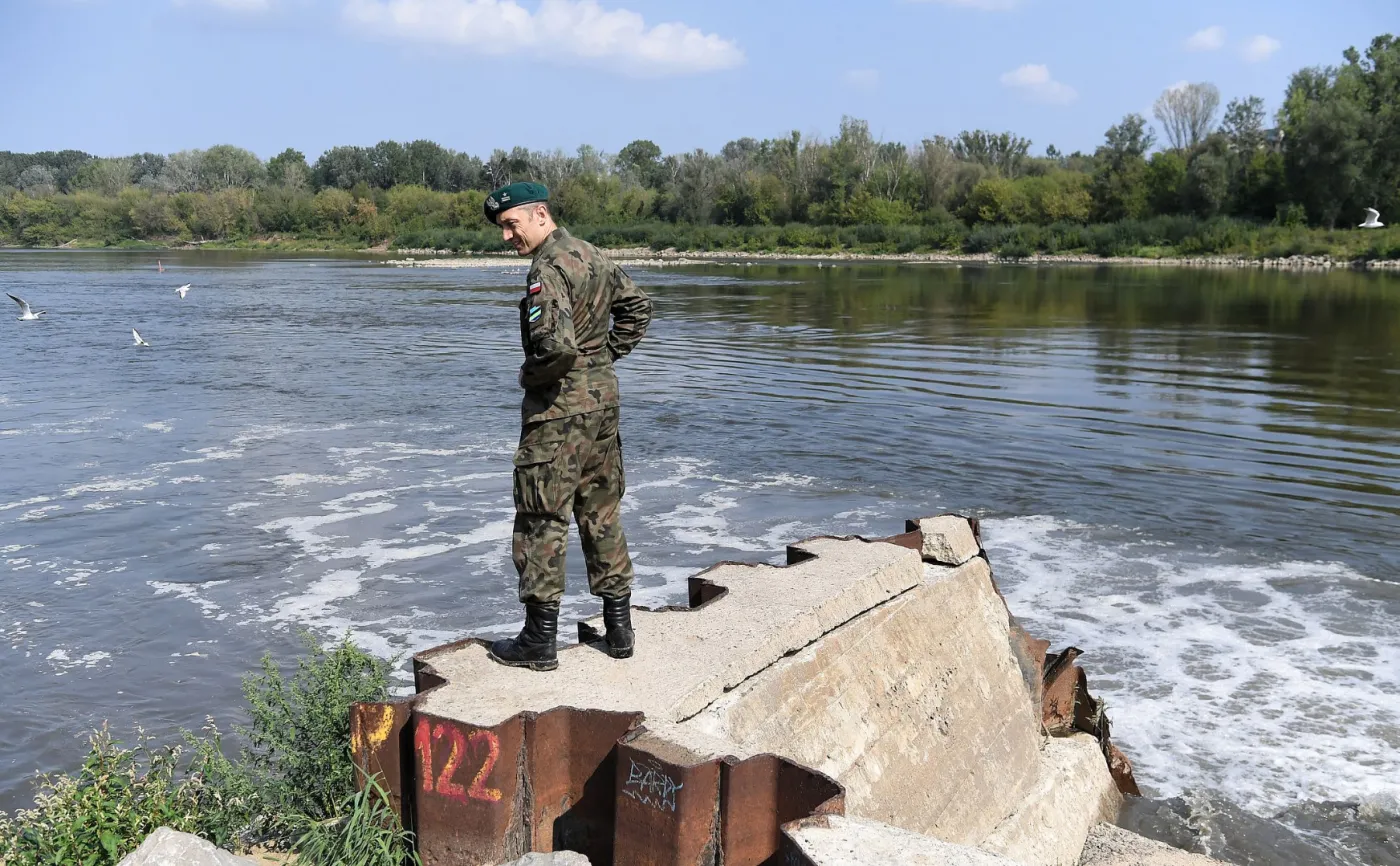 Rekonesans wojskowy na brzegu Wisły w pobliżu Mostu Północnego