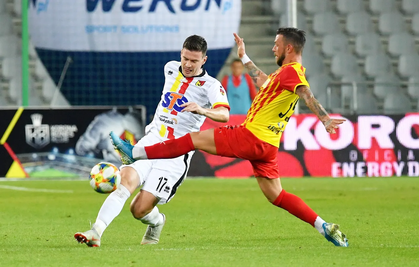 Piłkarz Korony Kielce Erik Pacinda (P) i Ivan Runje (L) z Jagiellonii Białystok podczas meczu Ekstraklasy